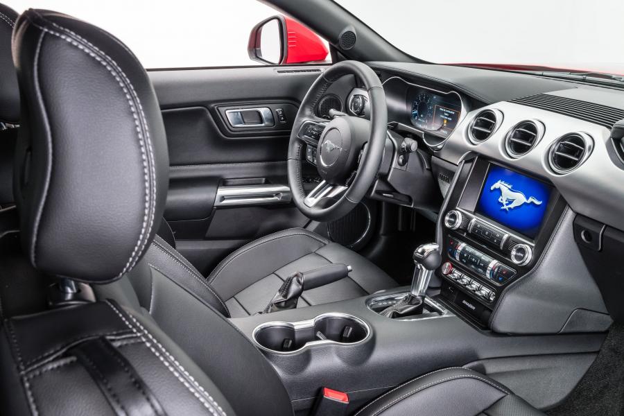 Интерьер Ford Mustang GT Fastback 2018 года  (LA) (фото 12 из 28)